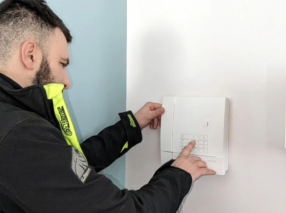 Intérieur d'un local technique en cours d'installation
